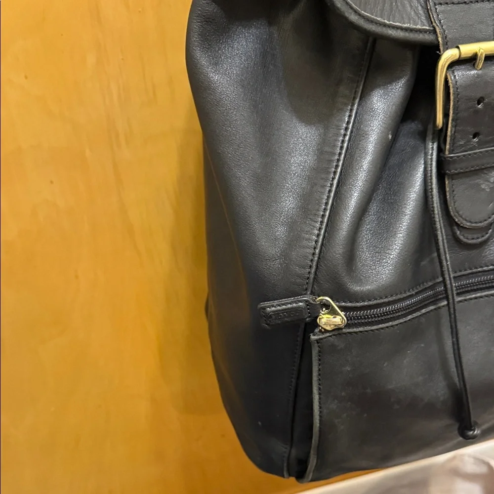 Vintage Y2K Coach Black Leather Backpack with Gold Accents F0S-0529
